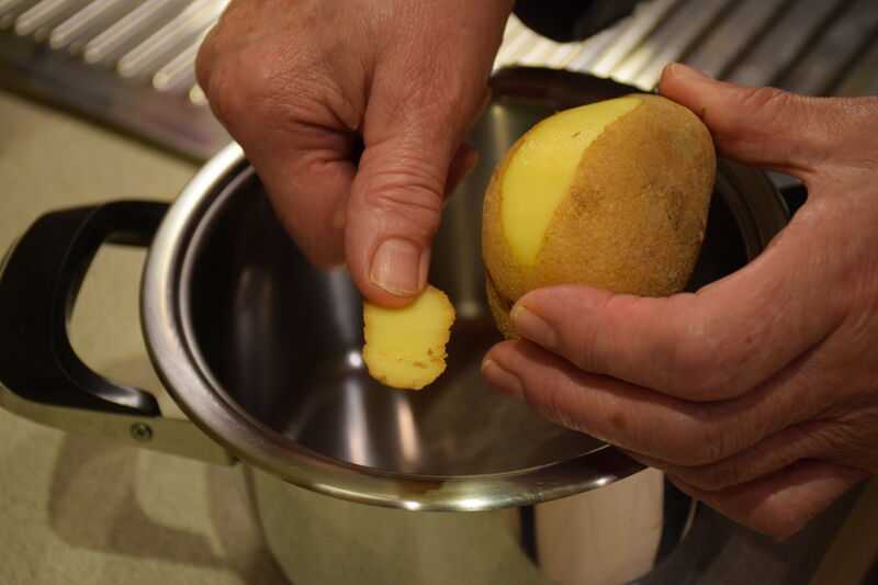 Mit Kartoffelschalen lässt sich Edelstahl wieder auf Hochglanz bringen. (Foto: Landratsamt Lichtenfels/ Heidi Bauer)