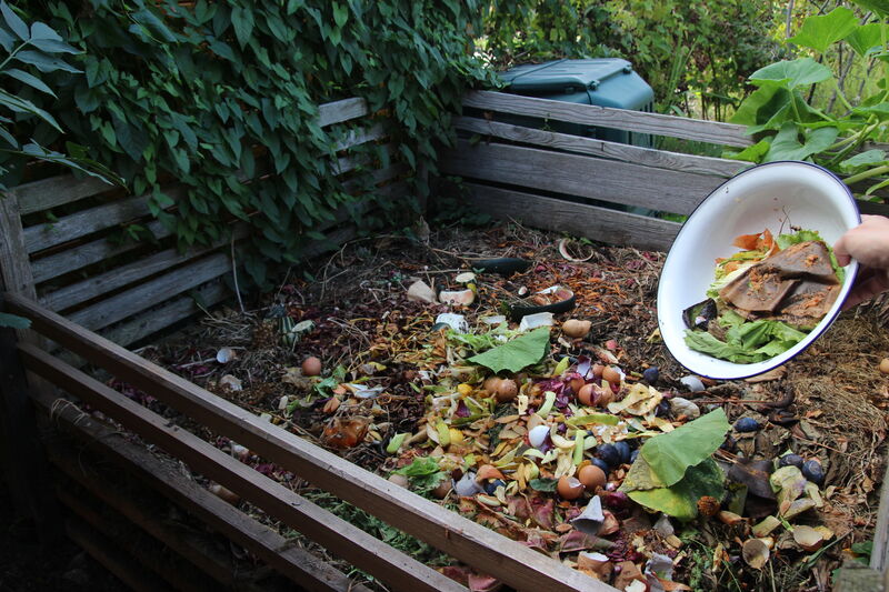 Der optimale Kompostplatz, so der Tipp von Kreisfachberater Michael Stromer, besteht aus drei Abteilen. (Foto: Umweltstation Weismain/Michael Stromer)