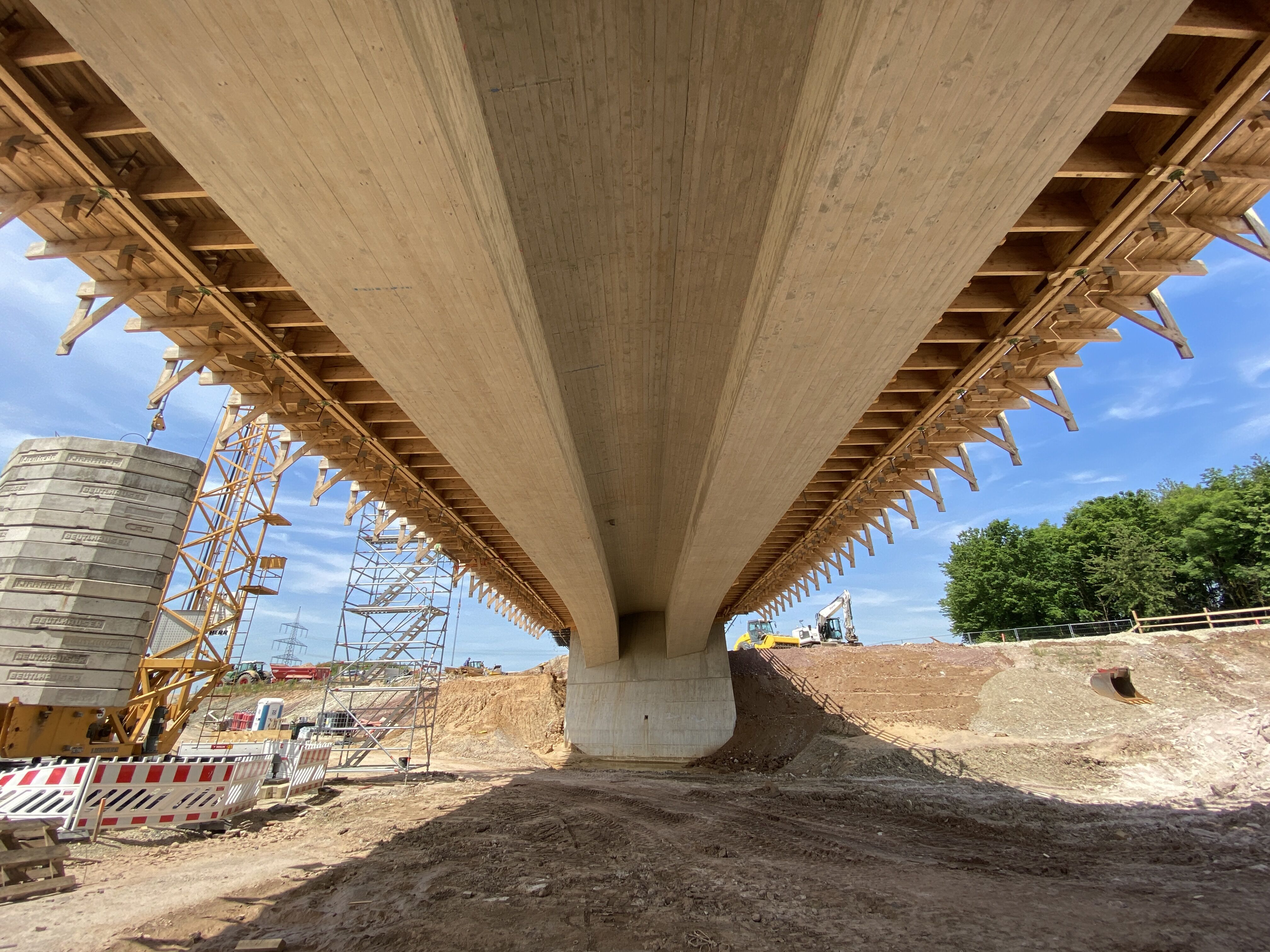 Die Arbeiten am Brückenbauwerk 11-1 zur Überführung der Gemeindeverbindungsstraße zwischen Hochstadt und Burgstall sind fortgeschritten. Hier stehen b