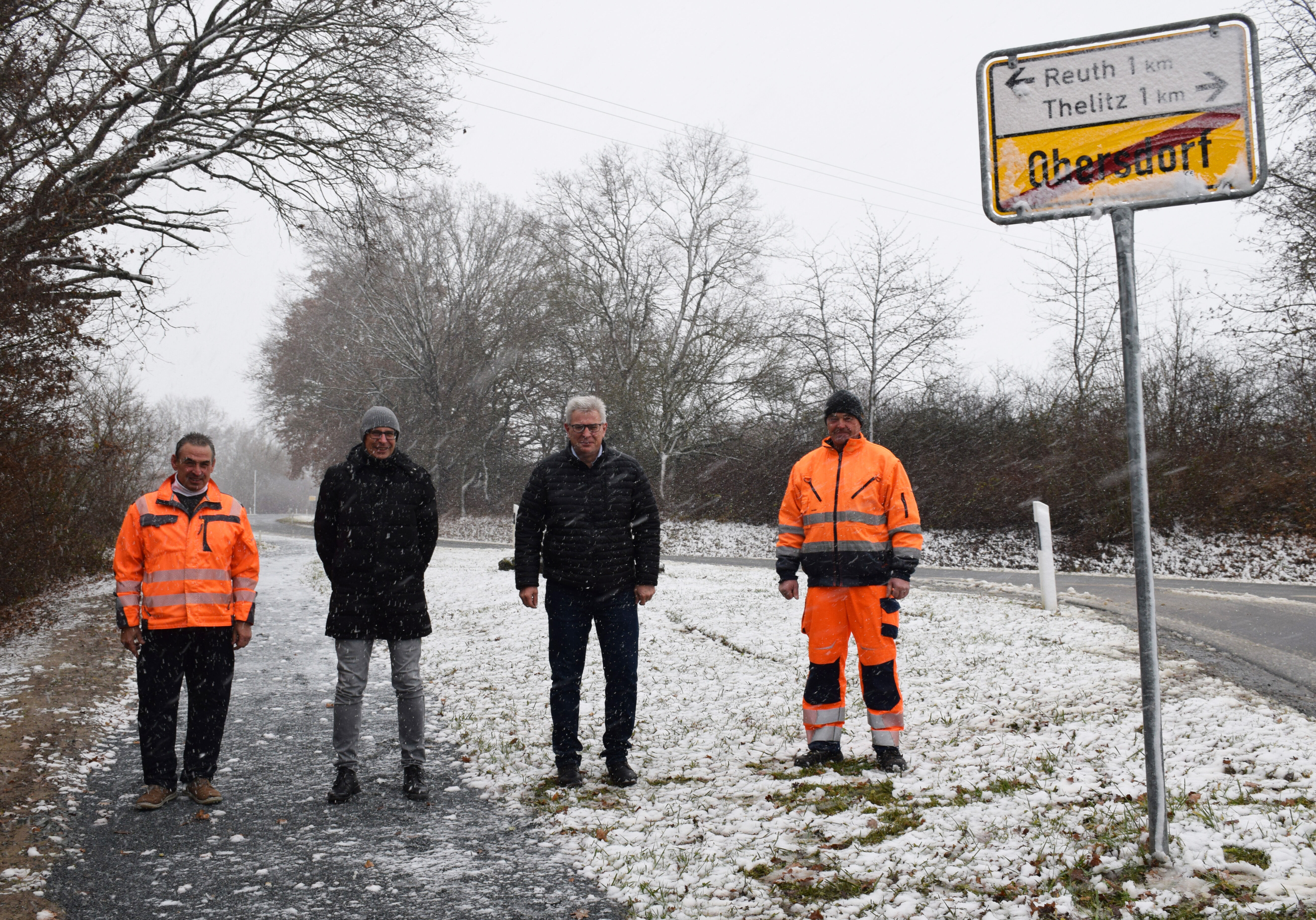 Ortstermin bei Schneeschauer: Landrat Meißner und Bürgermeister Zeulner nahmen den neuen Gehweg in Augenschein. Foto: Heidi Bauer