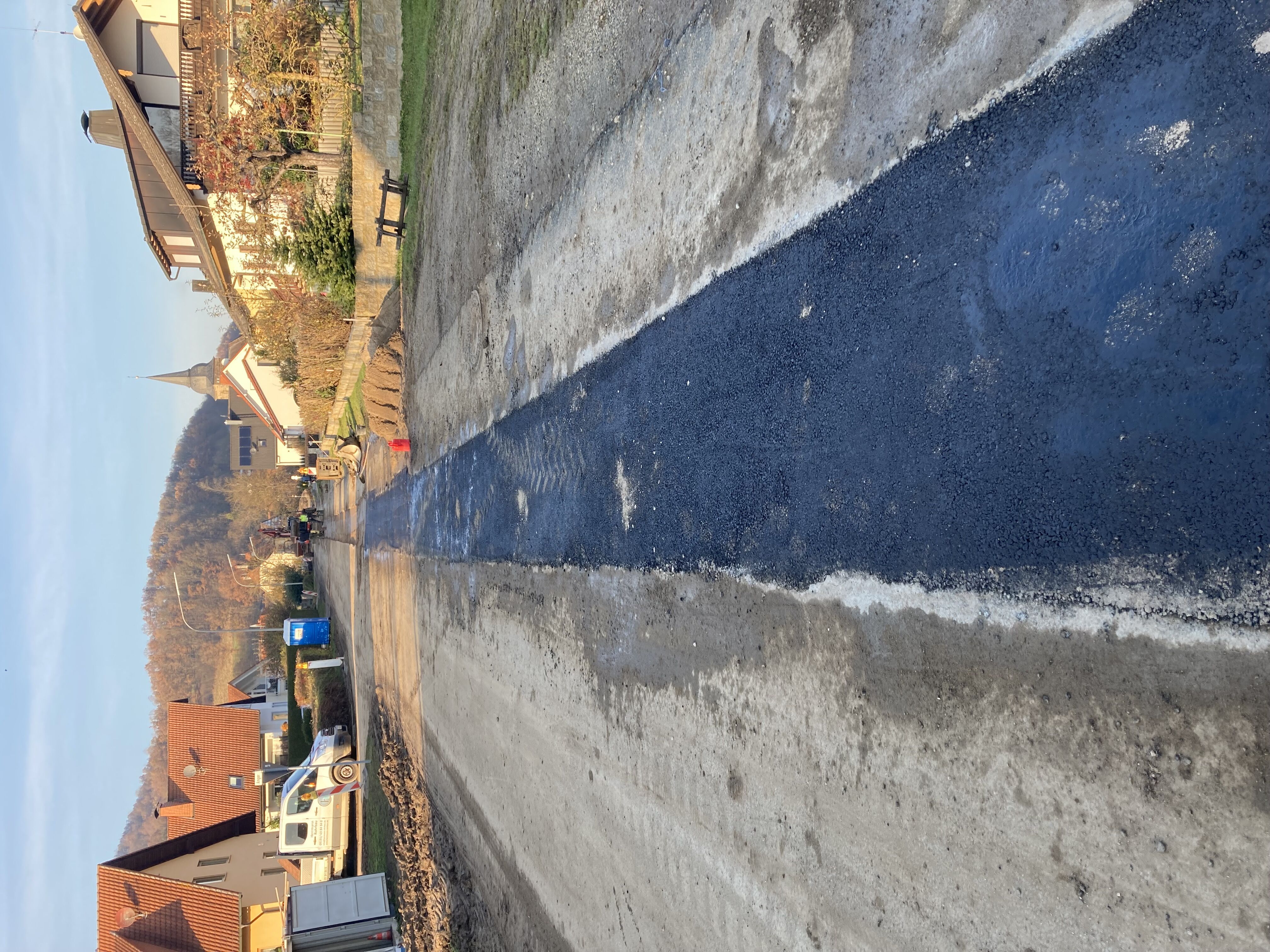 Die Bauarbeiten in der Ortsdurchfahrt in Wiesen sind bisher gut vorangegangen. Foto: Landratsamt Lichtenfels / Thomas Schober