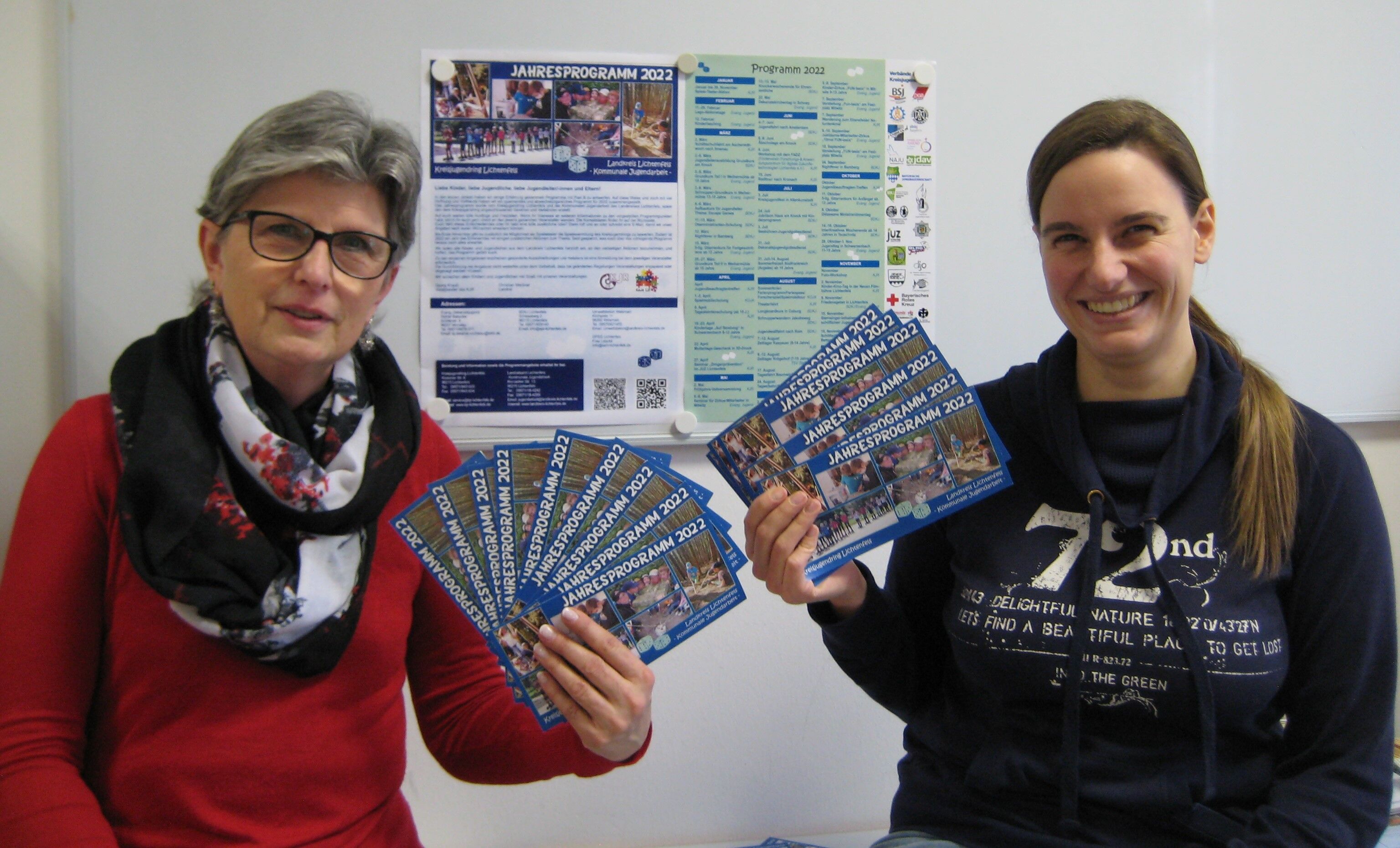 Die Mitarbeiterinnen des Kreisjugendrings Uschi Sünkel und Alexandra Stammberger präsentieren stolz das Programm für 2022. Foto: Landratsamt Lichtenfe