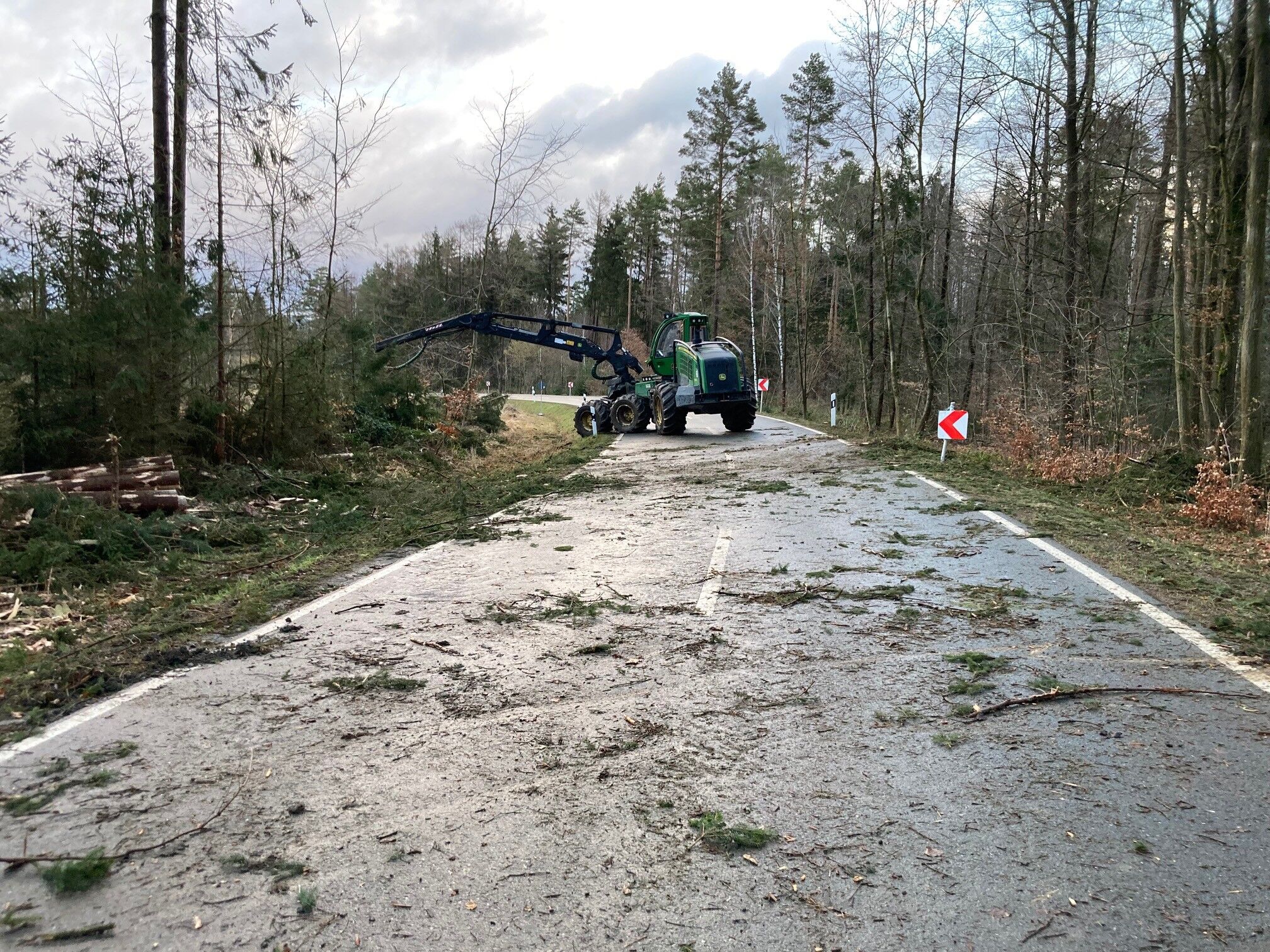 Die Beseitigung der Sturmschäden entlang der Kreisstraße LIF 23 dauert noch bis Dienstag an. Foto: Landratsamt Lichtenfels/Franz Winkler
