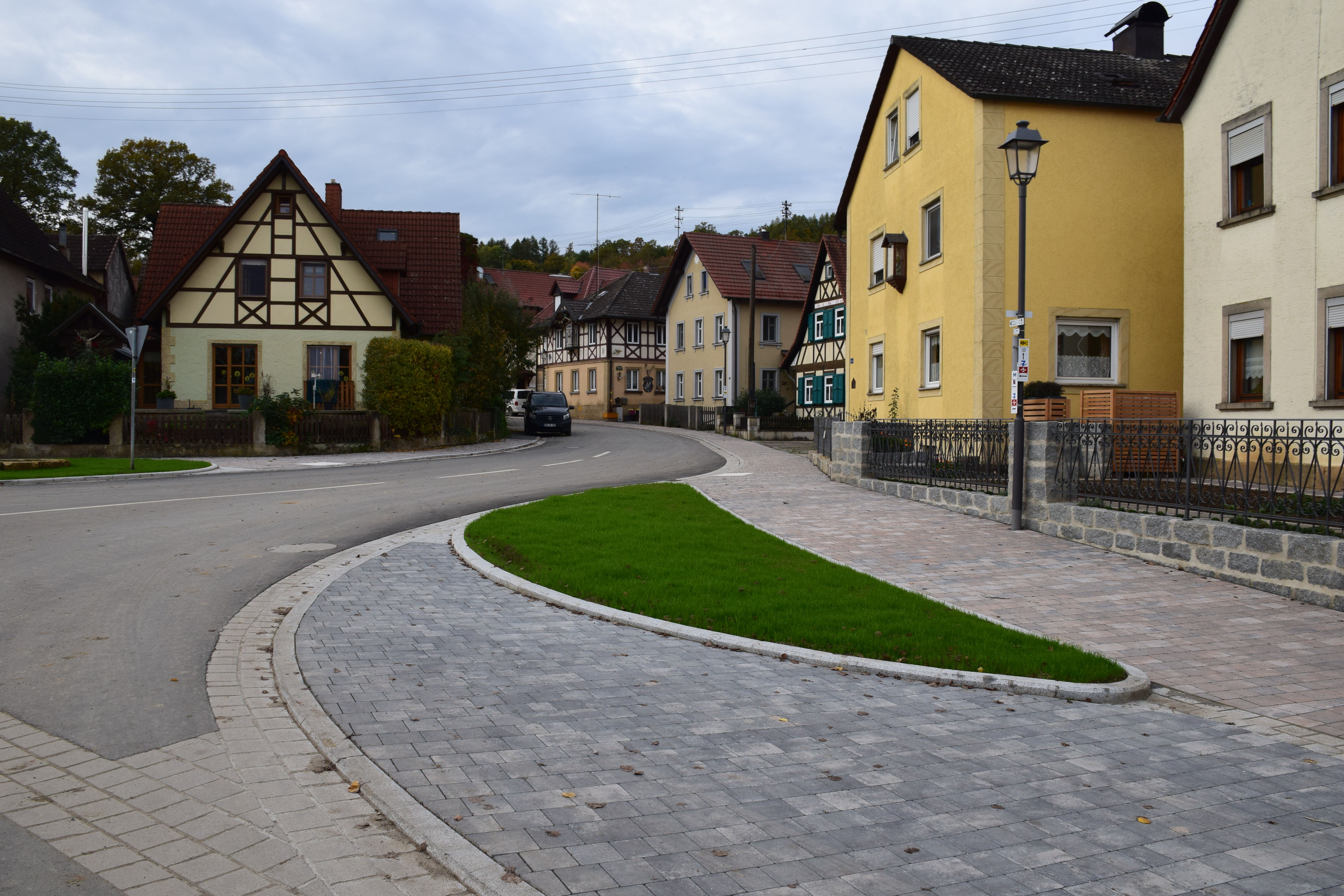 Aktuell erfolgt der Ausbau am Dorfanger. Ein Teilbereich der Umgestaltung ist bereits fertig. Foto: Landratsamt Lichtenfels/Heidi Bauer
