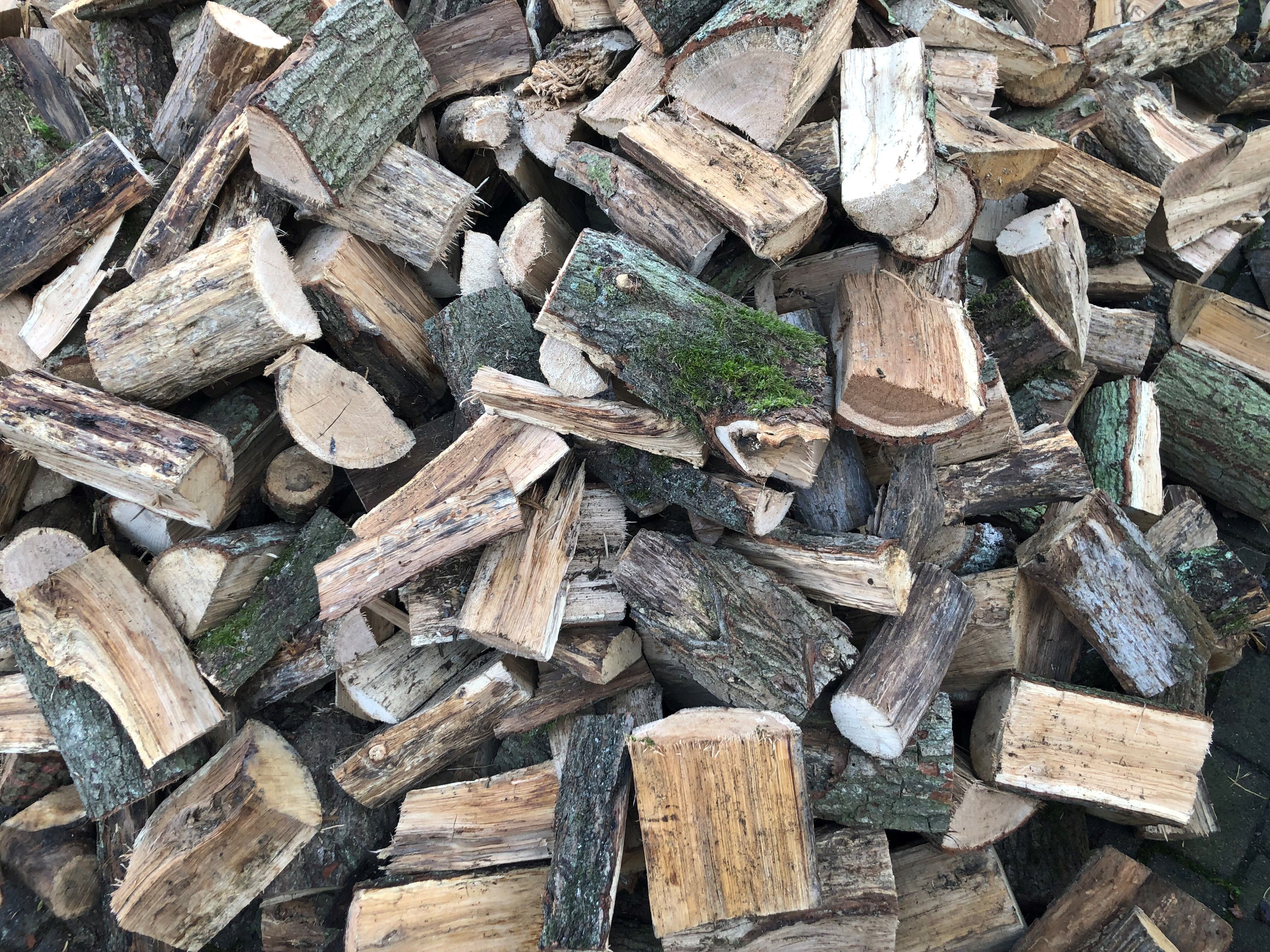 Holzvorrat für den Winter: Viele Bürger heizen jetzt gerne ihre Kaminöfen an. Foto: Heidi Bauer