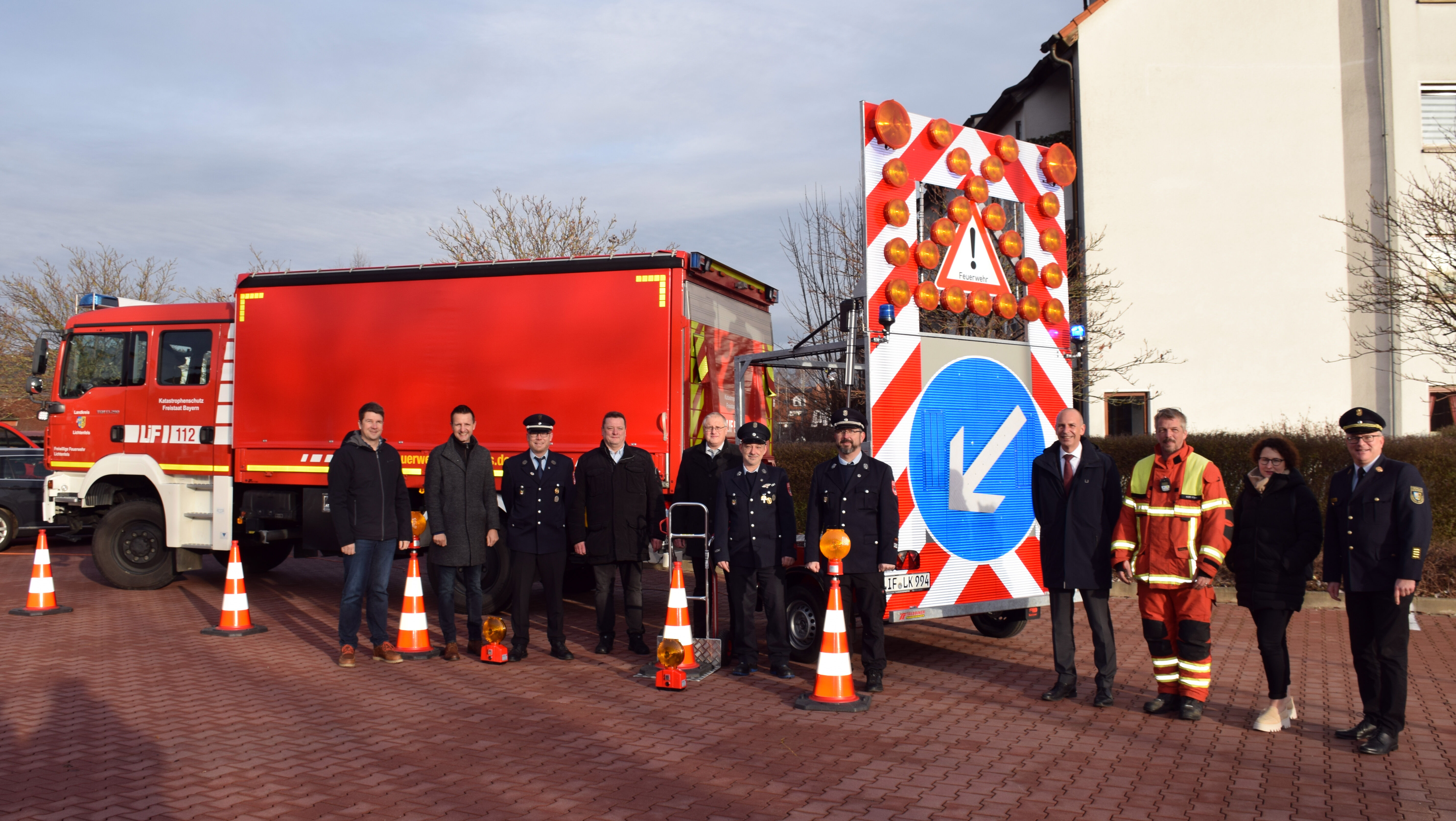 Der Landkreis Lichtenfels hat einen neuen Verkehrssicherungsanhänger angeschafft. Foto: Heidi Bauer