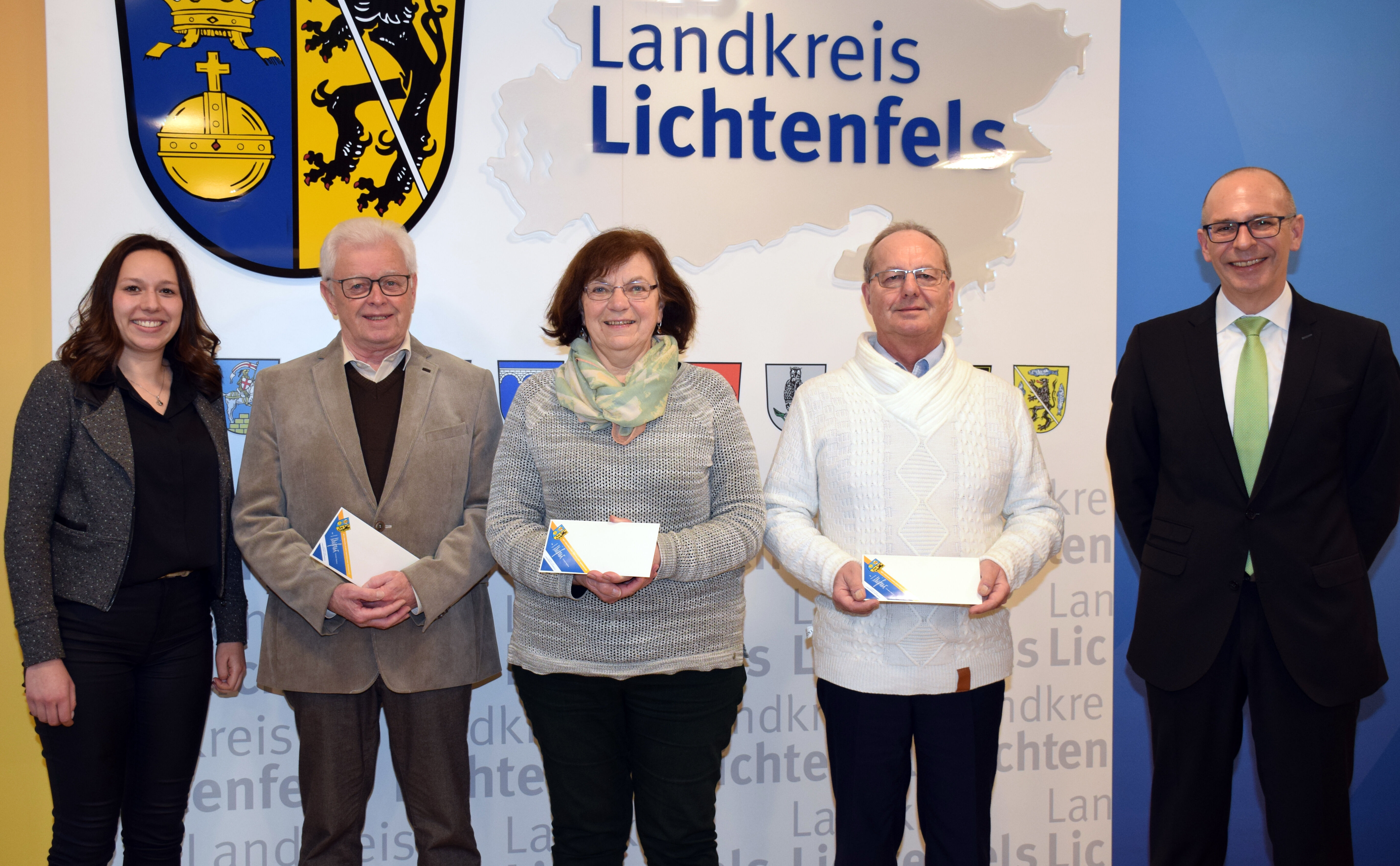Landrat Christian Meißner überreichte den Gewinnern der Verlosung die Preise. Foto: Heidi Bauer/Landratsamt Lichtenfesl
