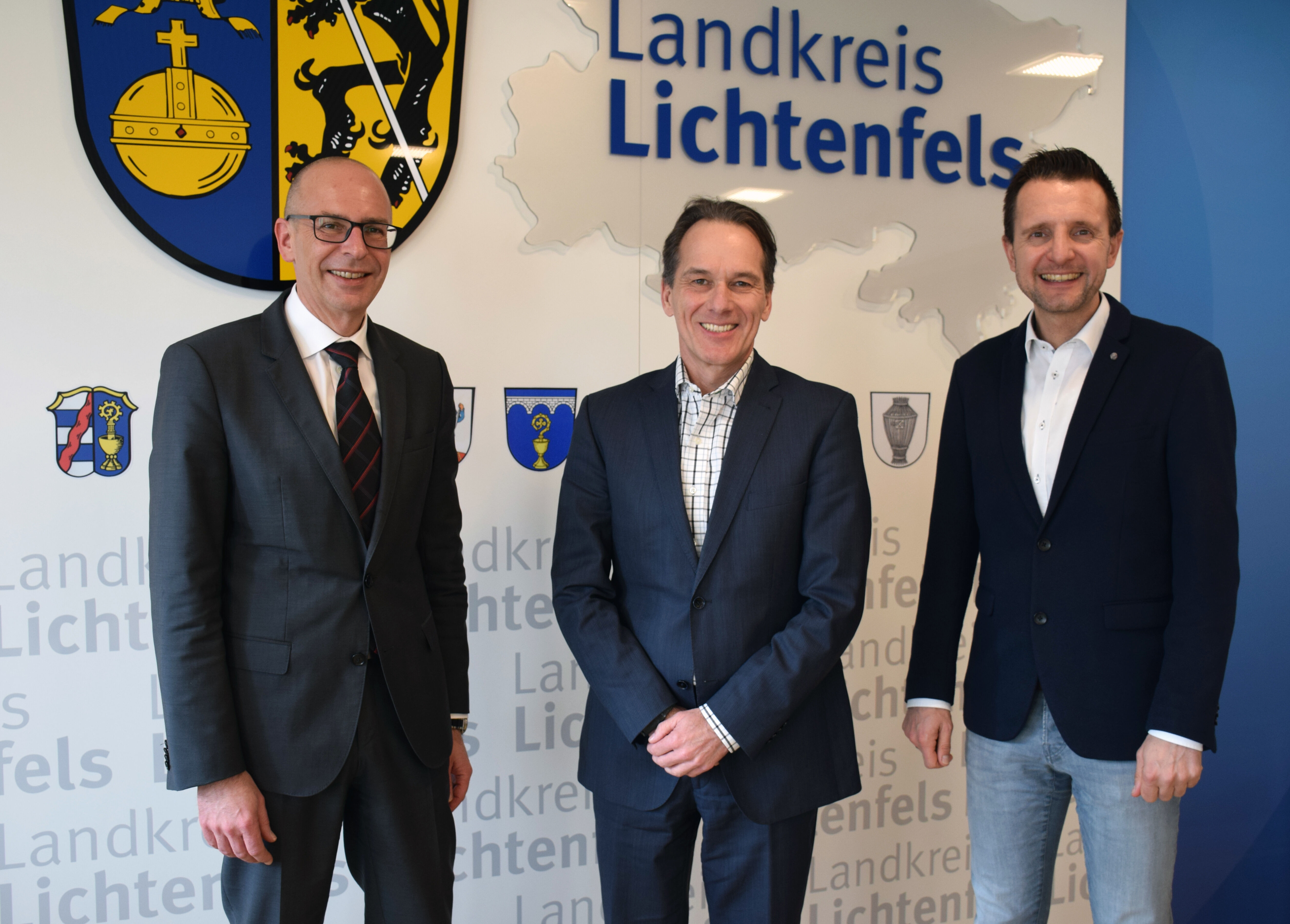 Alexander Schmitz mit Landrat Christian Meißner und Bürgermeister Andreas Hügerich. Foto: Heidi Bauer