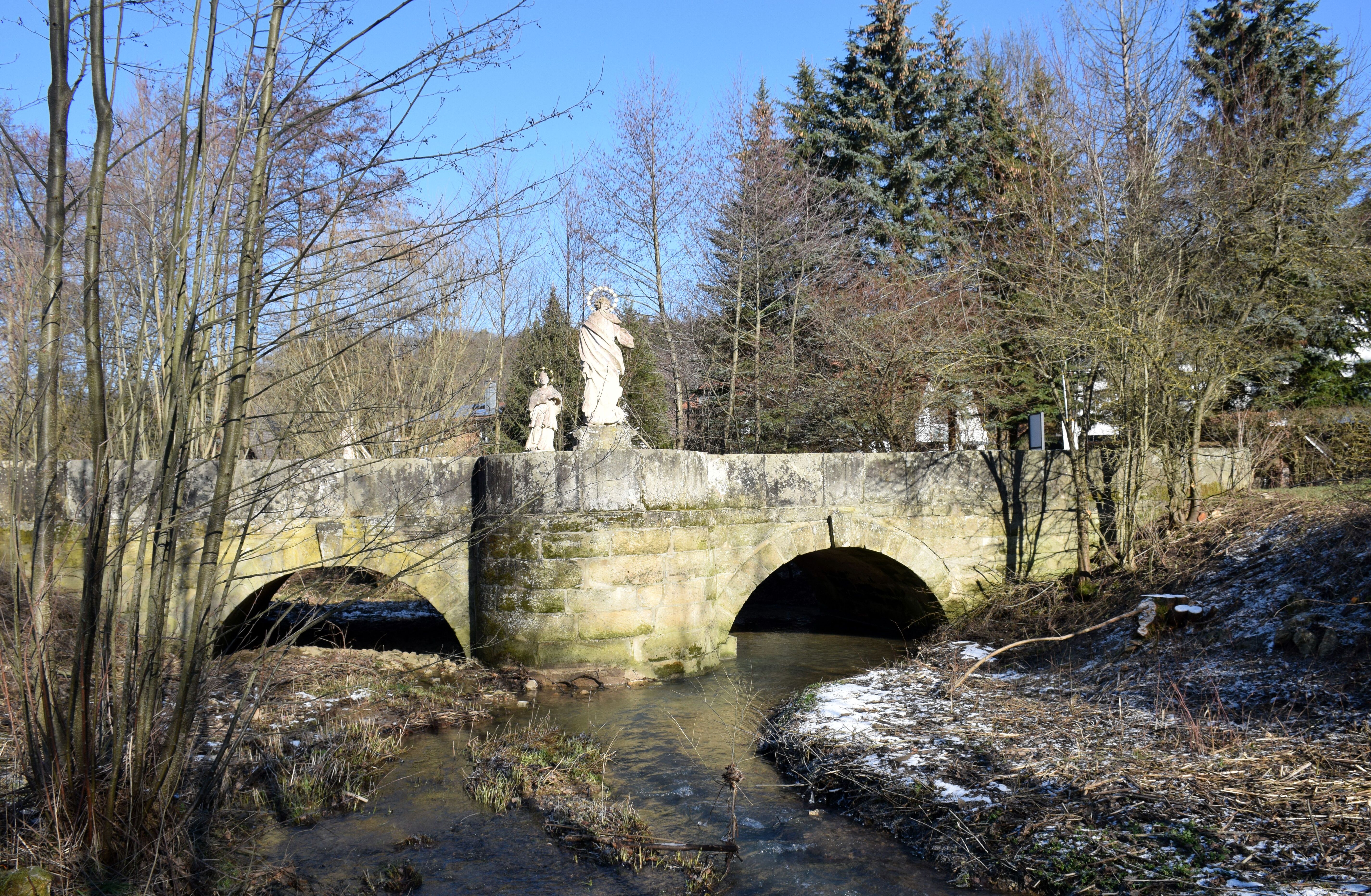 Ein besonders schönes Relikt aus der Klosterzeit ist die zweibogige Sandsteinbrücke an der Chaussee nach Vierzehnheiligen. Foto: Heidi Bauer