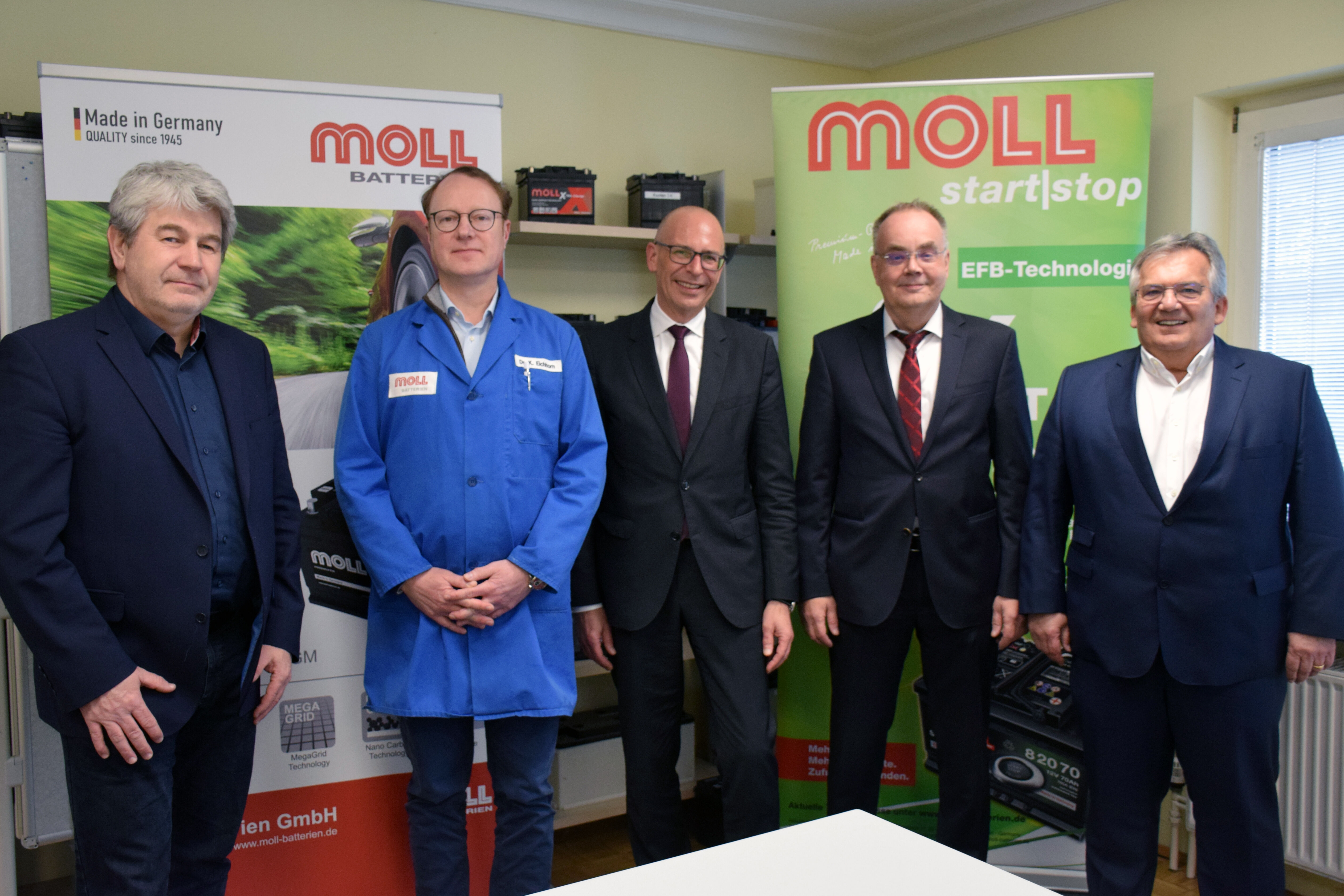 Landrat Christian Meißner im Gespräch mit der Unternehmensleitung von MOLL Batterien Bad Staffelstein. Foto: (c) Heidi Bauer