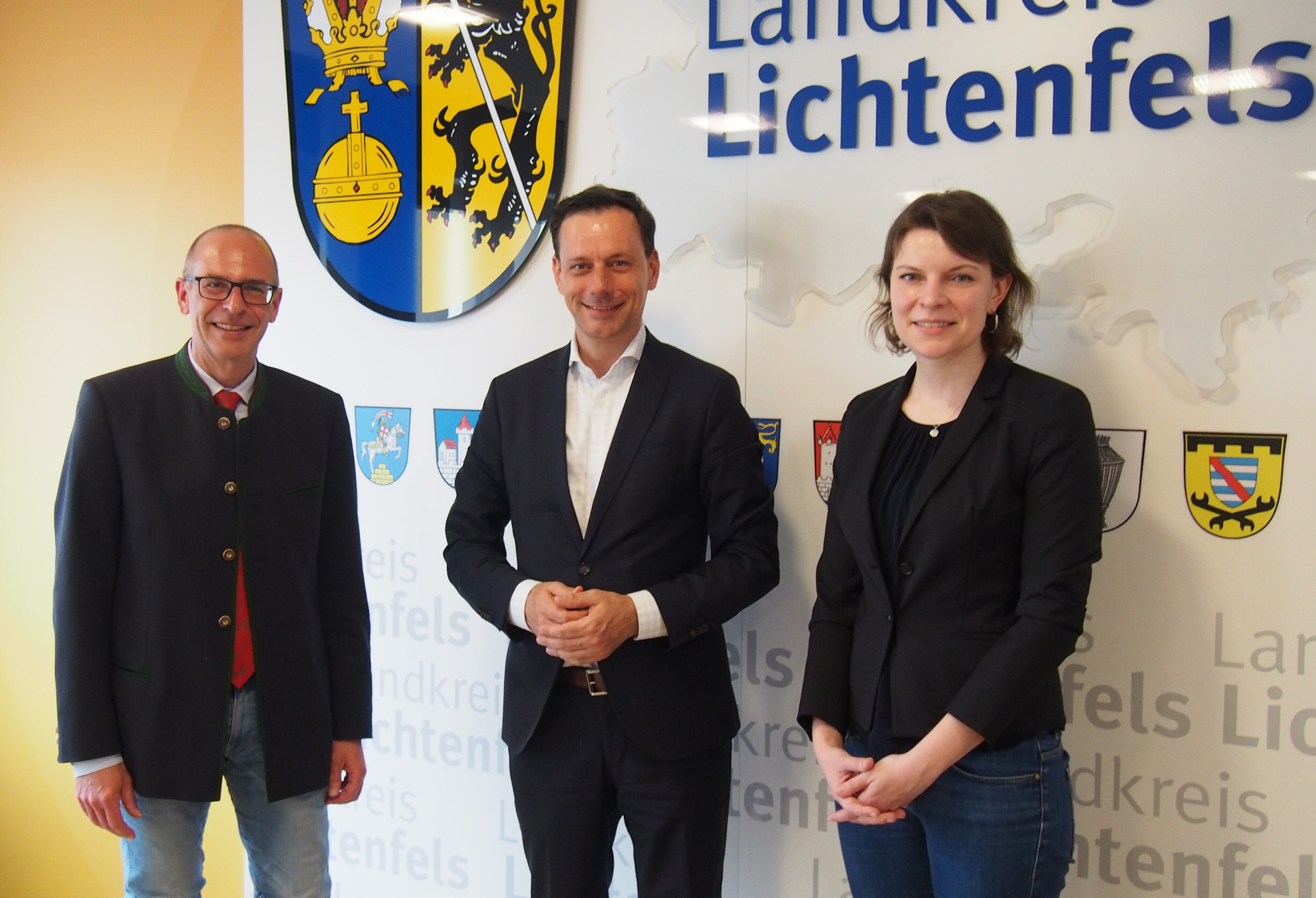 Landrat Christian Meißner mit Magister Ernst Gödl und Bundestagsabgeordneter Emmi Zeulner. Foto: Helmut Kurz