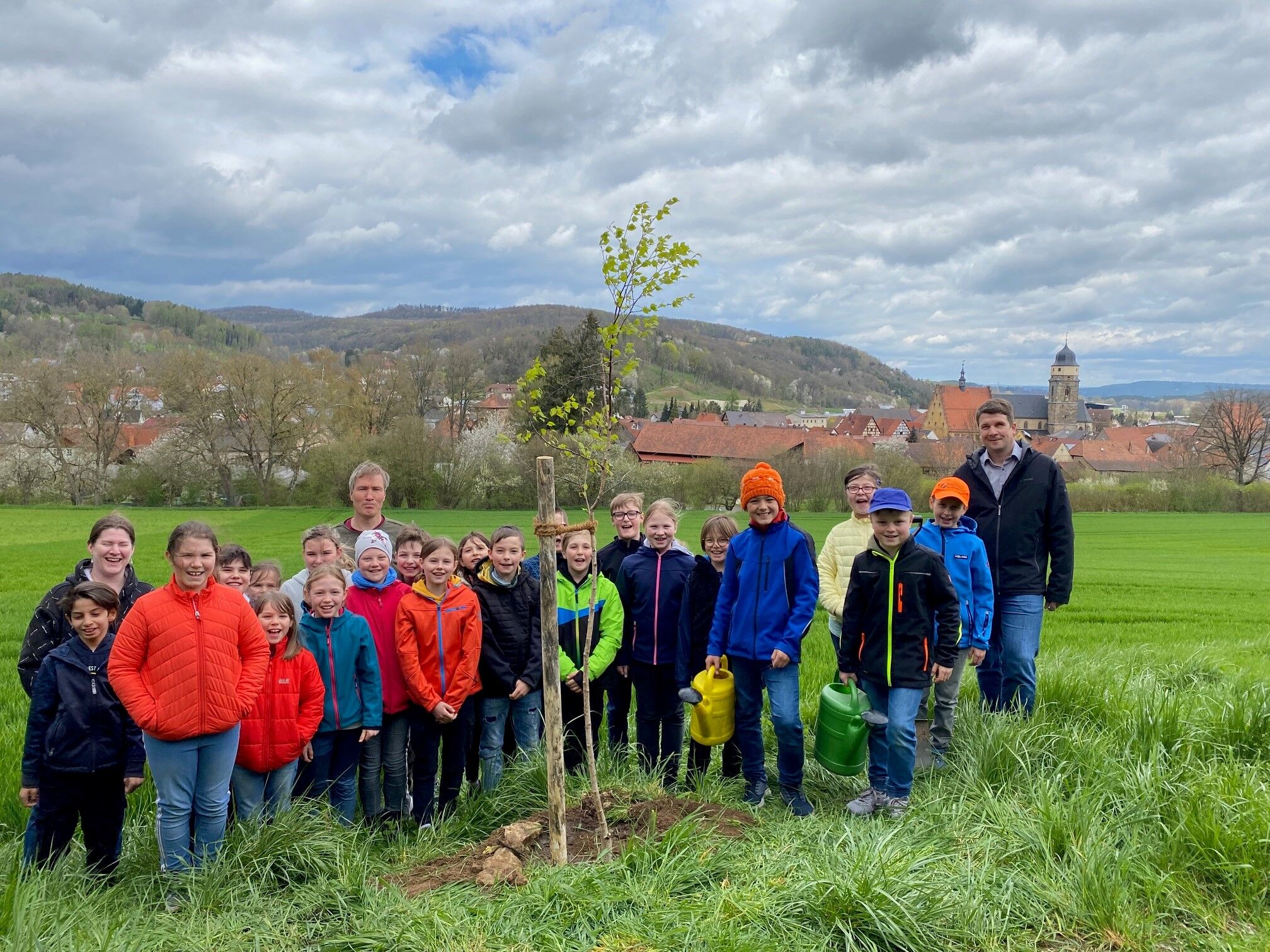 Weismainer Grundschüler pflanzen Baum des Jahres. Foto: Umweltstation Weismain/Jennifer Thiem